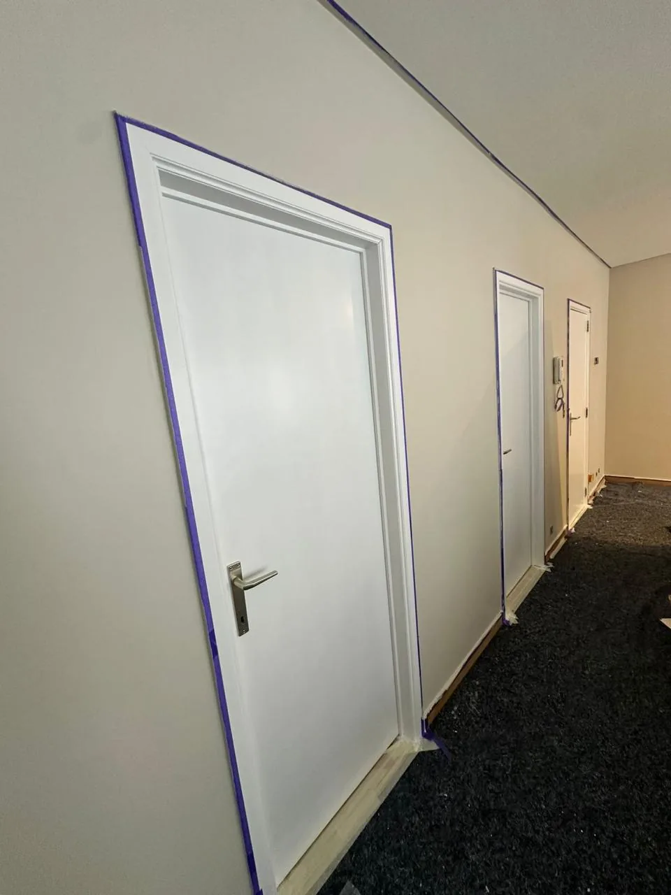 Deurkozijnen tijdens schilderwerk afwerking