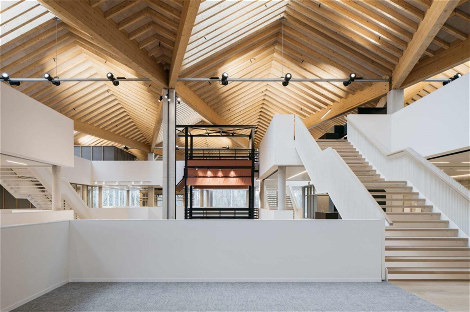 Cronos Linkeroever - interieur met houten dakstructuur en trappen