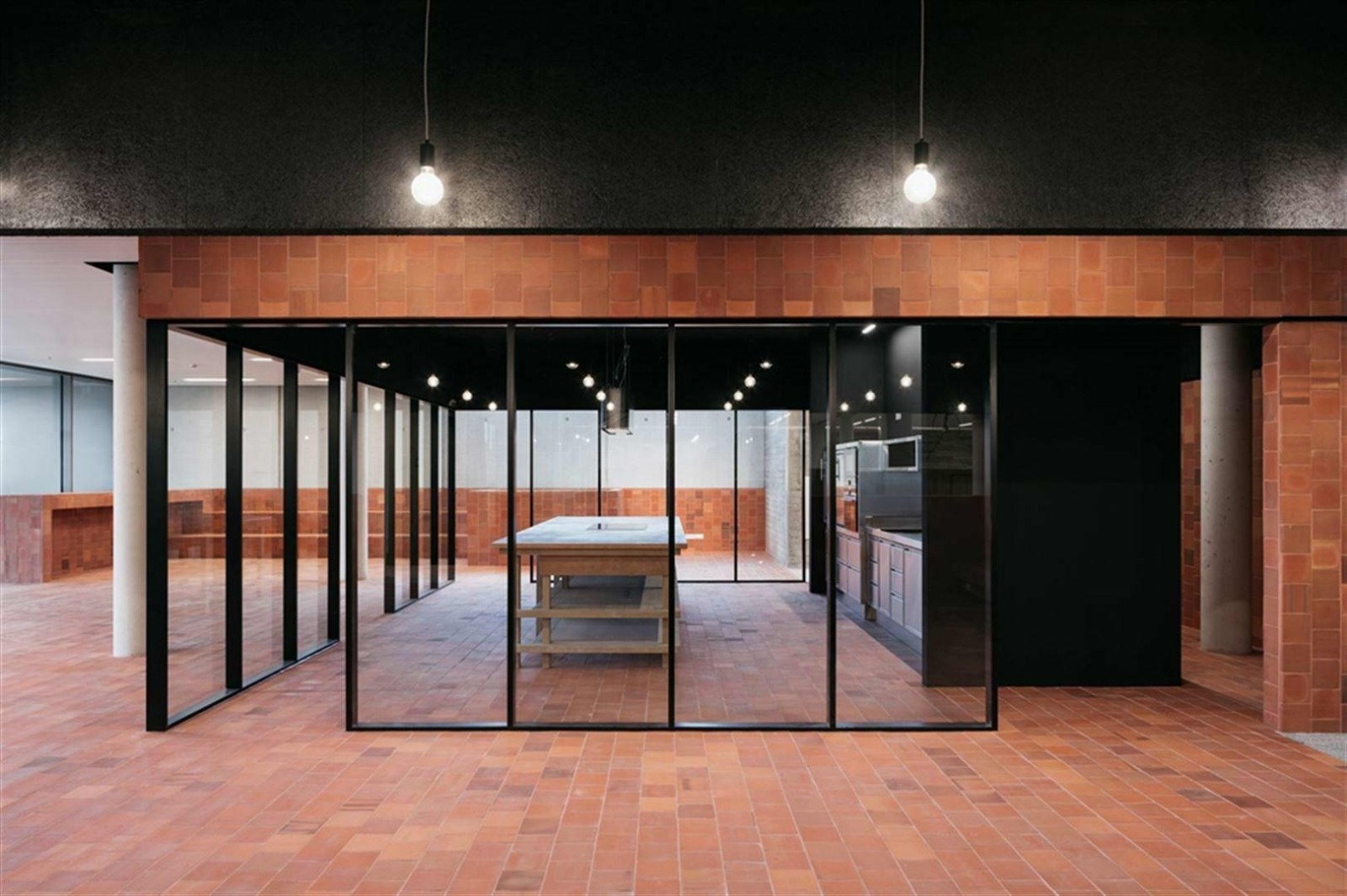 Cronos Linkeroever - tegelwerk en glazen constructie in interieur